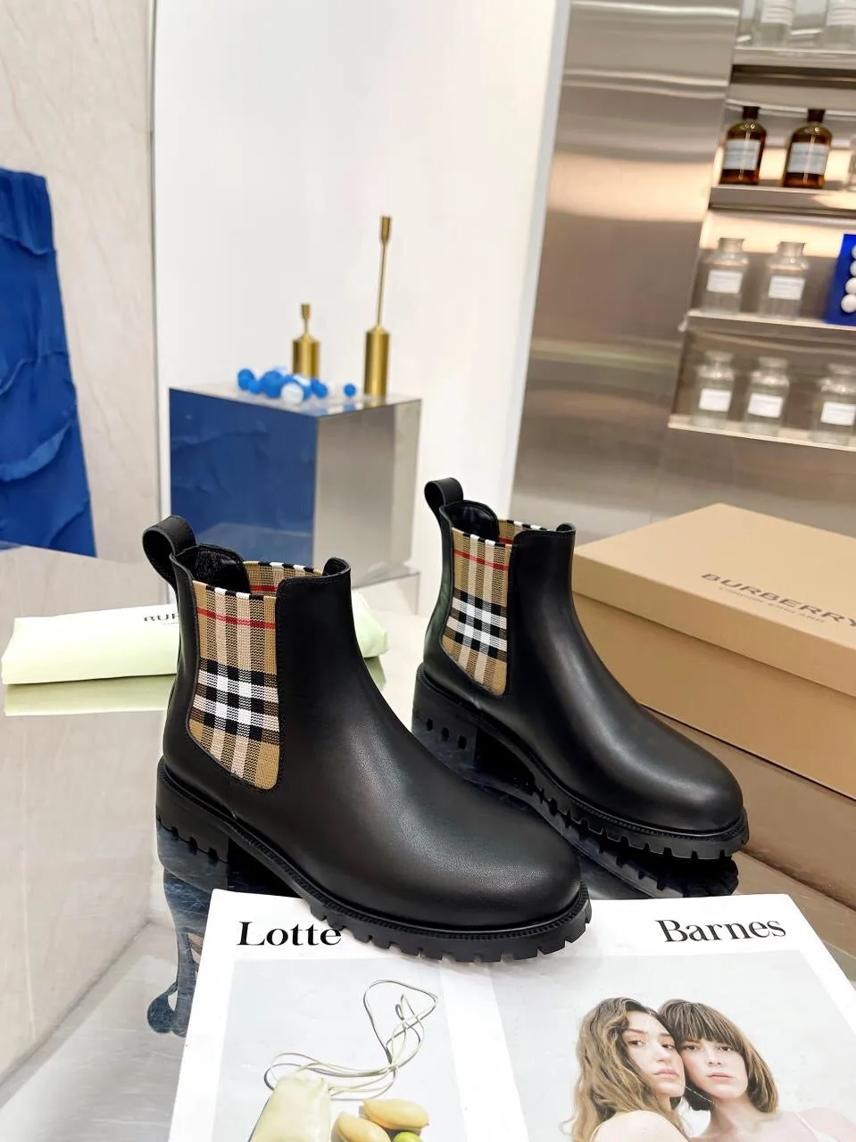 SE1184 Burberry Short Boots / Size4-11